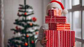 Moșul este mai sărac anul acesta. Din ce în ce mai mulți români se limitează la cadouri simbolice pentru Crăciun